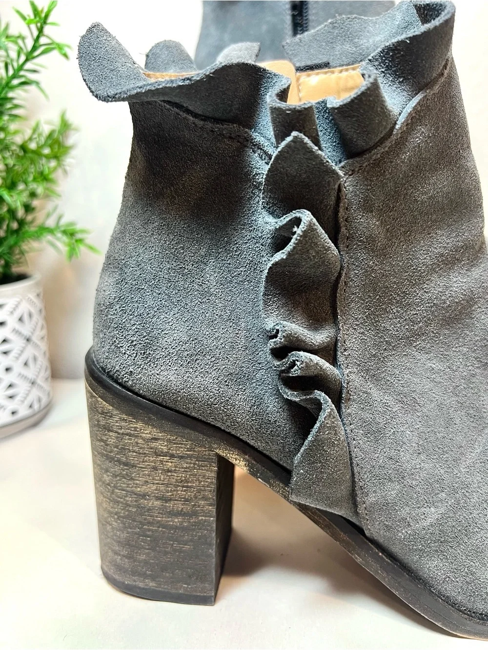 Klub Nico “Bellamy” Women’s Ruffle Ankle Booties Bluish Gray Suede Boots | SZ 6